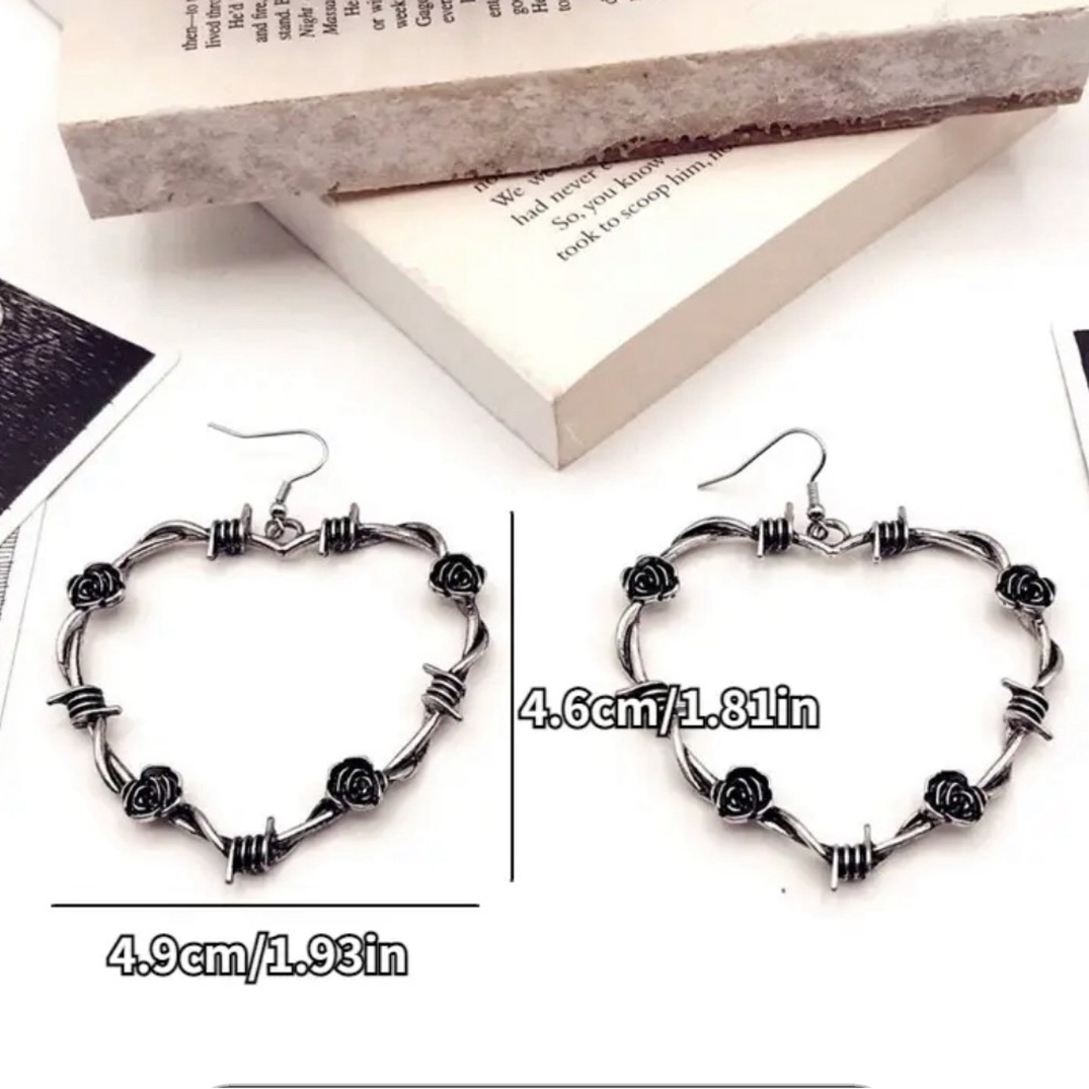Romantic Punk Gothic Heart-Shaped Dangle Earrings - Picture 6 of 6
